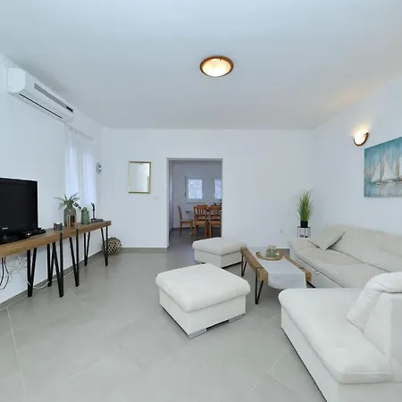 Apartman Julijana, No 3 *